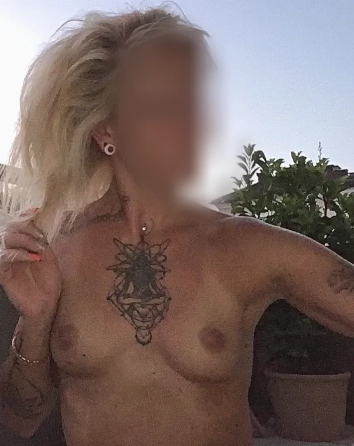 Carina, 33